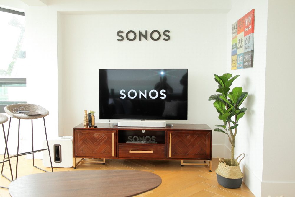 以「多房間」（Multi-room）功能最為聞名的 Sonos 無線家庭音響系列過去一直都保持不俗人氣，而該品牌最近就推出了全新一批 Sonos 智能無線音響系列，當中包括六大型號，以針對聽歌、睇戲以及日常起居應用人士的需要。全新的 Sonos 系列除了外形繼續保持小巧簡，更將追加語音操作功能，無論在外形、音色、操作甚至是「多房間」播放上都相當完備，鍾愛享受音樂體驗，而又銳意走簡潔家居路綫的你，一定不容錯過其全新的多房間產品系列。
