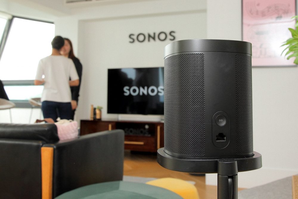 以「多房間」（Multi-room）功能最為聞名的 Sonos 無線家庭音響系列過去一直都保持不俗人氣，而該品牌最近就推出了全新一批 Sonos 智能無線音響系列，當中包括六大型號，以針對聽歌、睇戲以及日常起居應用人士的需要。全新的 Sonos 系列除了外形繼續保持小巧簡，更將追加語音操作功能，無論在外形、音色、操作甚至是「多房間」播放上都相當完備，鍾愛享受音樂體驗，而又銳意走簡潔家居路綫的你，一定不容錯過其全新的多房間產品系列。