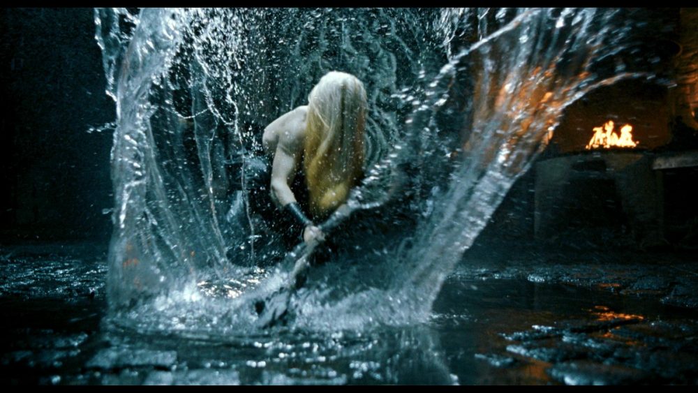 早於 2008 版年上映的《天魔特攻：鬼魅兵團》由鬼才金像大導 Guillermo del Toro （哥連慕迪多奴）執導，其作品包括《悍戰太平洋》及《忘形水》等多部叫好叫座的怪奇類電影作品。而《天魔特攻：鬼魅兵團》的故事延續了首集《天魔特攻》的故事，但電影風格改走喜劇荒誕路綫。在加上全新角色「靈氣人」在劇情上推波助瀾，都令本集劇力更勝首集。適逢《天魔特攻》重啓系列在全球上映，發行商 Universal Pictures 順勢為《天魔特攻：鬼魅兵團》加推 4K 藍光版影碟，聲畫表現完勝 2008 年版 1080p 藍光版。