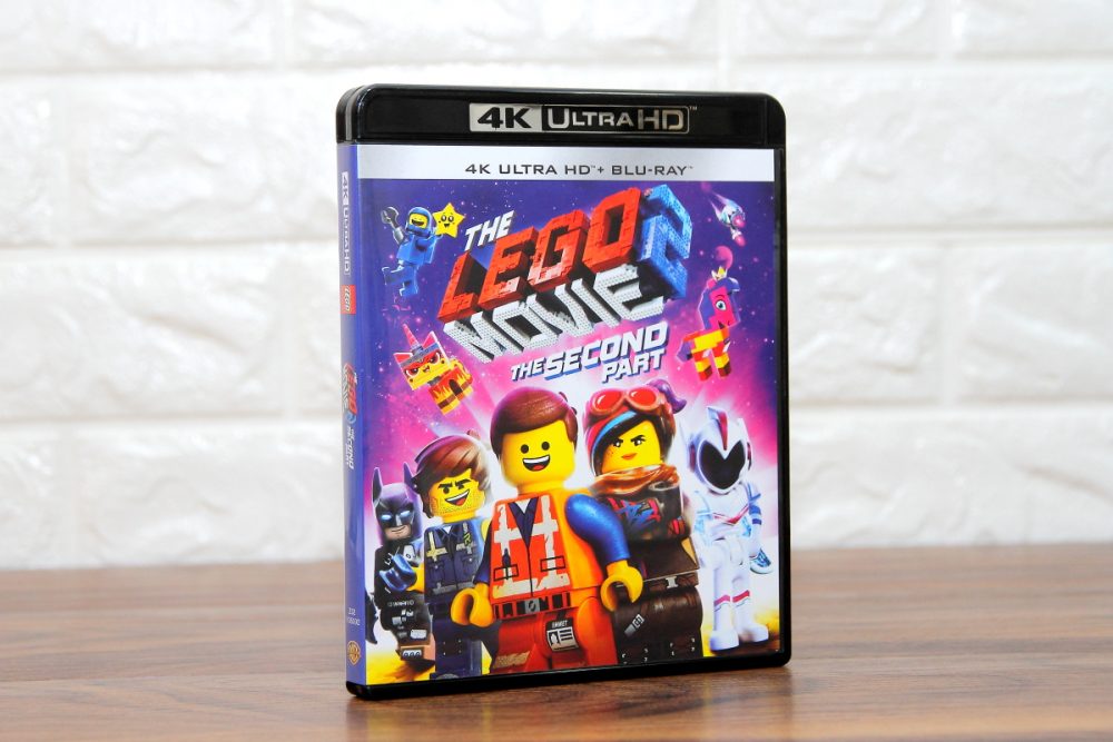 2014 年上映的《LEGO 英雄傳》在票房口碑雙贏的情況下，順利躋身翌年奧斯卡最佳動畫候選名單之列。雖最終失落了獎項，但亦贏盡一衆電影迷歡心。繼《LEGO 英雄傳》後雖有兩部 LEGO 電影《LEGO 旋風忍者大電影》及《LEGO 蝙蝠俠英雄傳‬》作後續，但人氣始不及首集《LEGO 英雄傳》來得鋪天蓋地，最終造了就大家對《LEGO 英雄傳 2》期待。至於這套久等了 5 年的續作《LEGO 英雄傳2》最近就推出了 4K 藍光影碟，在聲畫表現上繼續保持華納卡通作品應有水準，鍾愛利用卡通作品測試 4K 電視色彩表現一班影音玩家絕對留意。