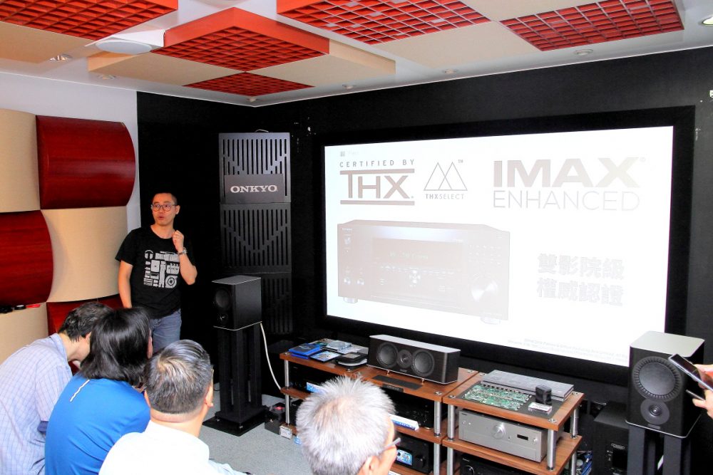 Onkyo TX-RZ840 合併式 AV 擴音機亮點之最必數其 THX Select 及 IMAX Enhanced 雙認證，更支援 Dolby Atmos 、DTS：X 和即將透過軟升級對應 IMAX Enhanced 音效規格。此外新機集成了經優化的最新 HDMI 訊號線路模組板及配上常見於中高階 RZ 系列的 DAA (Dynamic Audio Amplification/ 動態音效擴音線路) 技術，都令此部萬元内 AV 擴音機別具叫座力。至於我地最近就為 TX-RZ840 這部話題作舉行了一連兩場體驗活動，在 Onkyo 毒氣室一同深究一下其底蘊。