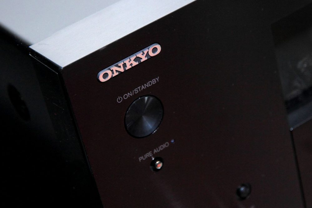 近期積極開拓高性價比家庭影院方案的 Onkyo 近日又有新搞作。最新推出的 Onkyo TX-RZ840 合拼 9.2 聲道 AV 擴音機，支援 Dolby Atmos 和 DTS：X 音效及近期大熱的全新認證音效規格 IMAX Enhanced，在音效配套支援上做得極爲完善。至於發燒友最關心的是它搭載了 RZ 系列的 DAA (Dynamic Audio Amplification/動態音效擴音線路) 模組，並繼續擁有 THX Select 認證戲院參考級聲音認證，加上官方定價只是八千尾，單純為體驗 IMAX Enhanced 音效而入手都已值回票價。