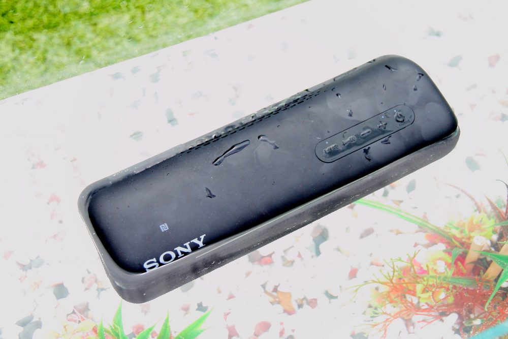 Sony 近年除了積極開拓中高階發燒品外，亦不忘照顧一般用家需要，定期為生活類影音產品添加新成員。而 Sony 近日就發佈了多款生活類影音產品，當中包括搭載最新垂直揚聲技術的 LSPX-S2 玻璃揚聲器及 EXTRA BASS 系列的多款防水藍牙喇叭及無線耳機。