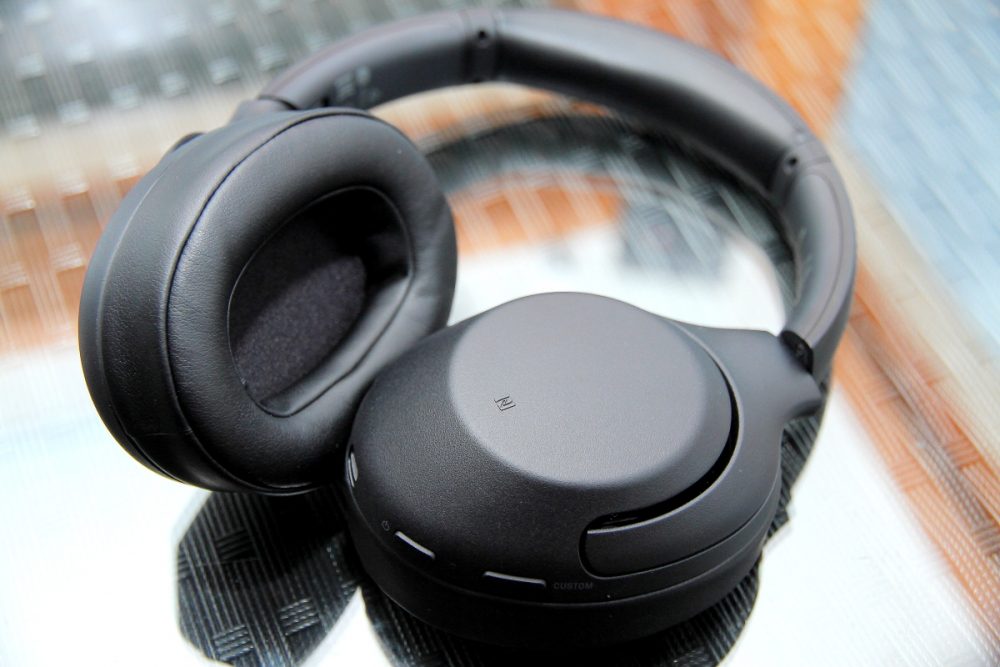 Sony 近年除了积极开拓中高阶发烧品外，亦不忘照顾一般用家需要，定期为生活类影音产品添加新成员。而 Sony 近日就发布了多款生活类影音产品，当中包括搭载最新垂直扬声技术的 LSPX-S2 玻璃扬声器及 EXTRA BASS 系列的多款防水蓝牙喇叭及无线耳机。