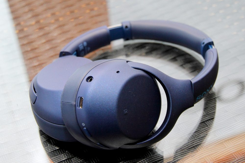 Sony 近年除了积极开拓中高阶发烧品外，亦不忘照顾一般用家需要，定期为生活类影音产品添加新成员。而 Sony 近日就发布了多款生活类影音产品，当中包括搭载最新垂直扬声技术的 LSPX-S2 玻璃扬声器及 EXTRA BASS 系列的多款防水蓝牙喇叭及无线耳机。