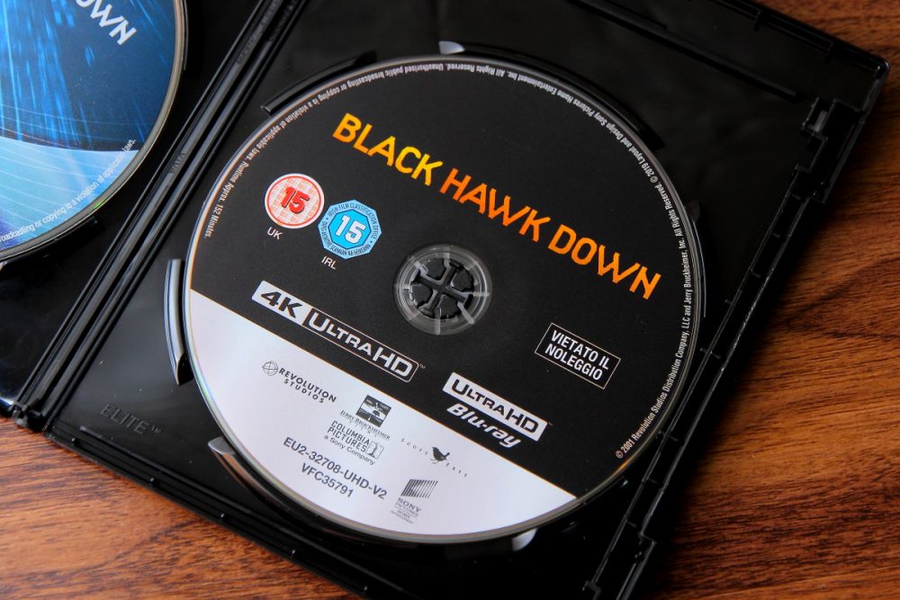 荷里活老牌大導 列尼史葛（Ridley Scott）近年有不少經典作先後推出 4K 藍光影碟，作品如《異形》、《2020》、《帝國驕雄》、《沉默的殺機》及《火星任務》經 4K 化後都有相當不俗的回響。至於 Sony 最近就為 列尼史葛 的 2001 上映的 《黑鷹 15 小時》加推全新 4K 影碟，在聲畫上都有相當大躍升，絕對算是 2019 年上半年其中一套最不可錯過的 4K 修復作。