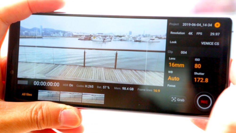 Xperia 1 為世界首部配備 4K HDR OLED 屏幕及眼睛追焦智能手機，其 4K HDR OLED 6.5 吋 21:9 「CinemaWide」 屏幕擁有媲美專業製作室顯示器水準，色準近 100% DCI-P3，好比商用戲院銀幕的顔色標準。至於鍾愛製作影片甚至是靠拍片揾食的專業用家甚至可以利用其預載「原創模式 (Creator Mode)」製作出好比專業電影級數的影片效果。有見 Sony Xperia 1 手機的拍攝功能實在專業，我地今回評測就特意邀得曾任職「大台」編導的資深電影工作者 PY Lee，同我地做一次上手實測，以業内人士角度解構這部 Sony 旗艦手機的各項特色功能的應用性。