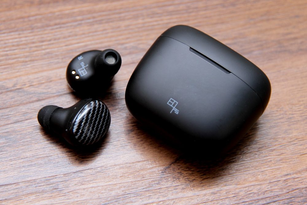 隨無線耳機通訊芯片模組下放，不少耳機品牌都順應市場需求推出自己的真無線耳機系列。真無線耳機除配搭方便外，價格能維持極貼近普通大衆可隨手觸及範圍，都是此類耳機能夠吸納大量新手玩家嘗鮮。至於 EOps 最近又推出全新一款名爲 Noisezero WS+ 的真無線耳機，在續航力及充電配套上有更明顯補足，令佩戴體驗更得心應手。
