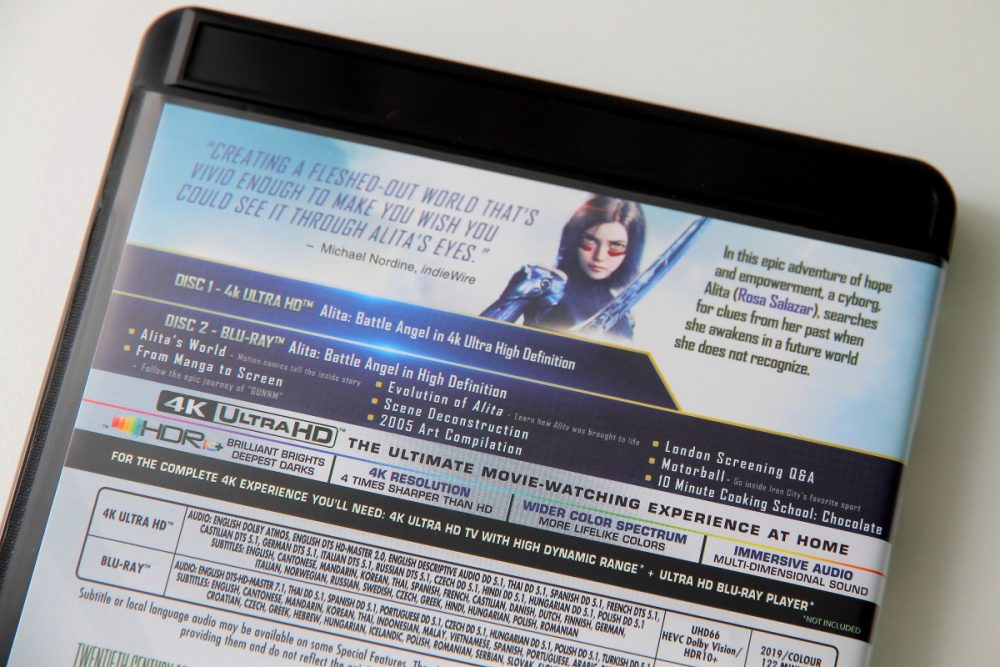 2019 首套大作《銃夢：戰鬥天使》近日終於在全球多個國家推出 4K 藍光影碟及多款不同格式載體版，當中最高規格必數同時搭載 HDR10+ 及 Dolby Atmos、Dolby Vision 的 4K 版本。而本作在 4K 影碟上的聲畫面表現都不負大家所望，在多個大型打鬥場口都有極大發揮，充分將戲院内所聽所感重現大家眼前。至於港版今次亦十分積極地為 4K 版加推鐵盒包裝，無疑都令本片的收藏意欲更有熱熾感。