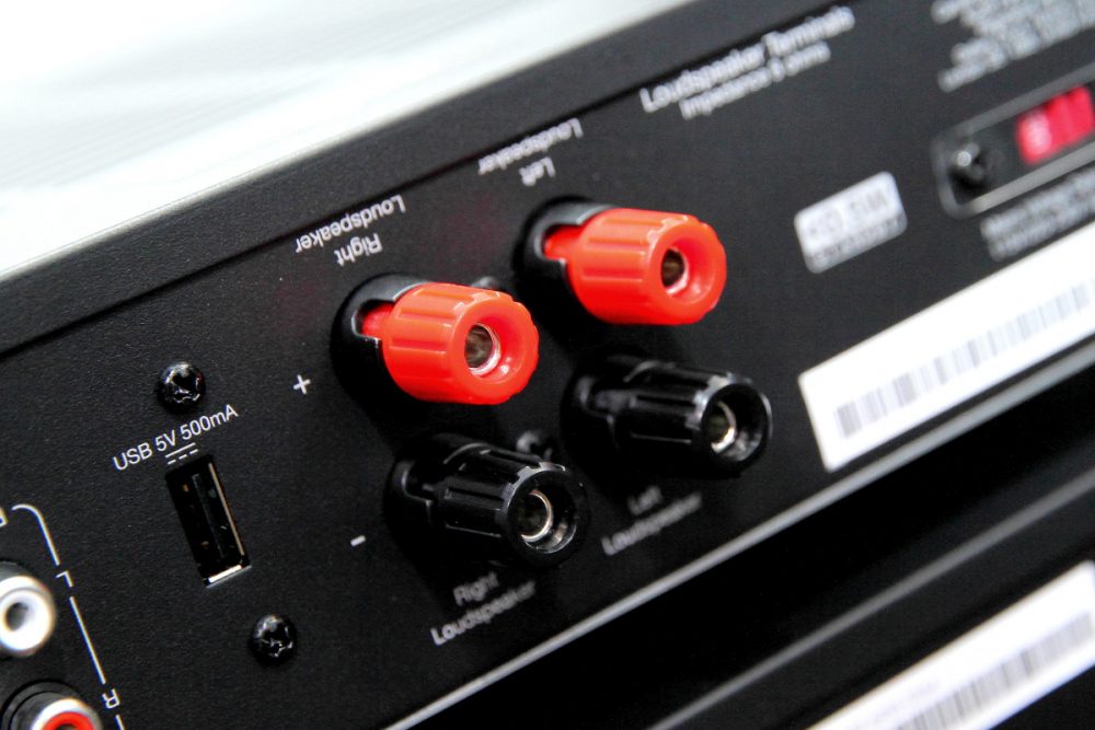Cambridge Audio  最近推出的全新入門 AX 系列包括兩款 CD 播放機、兩款合併式擴音機和兩款 FM / AM 立體聲收音擴音機。其最大亮點是 AX 系列沿用了品牌 CX 和 EDGE 兩大系列中的的設計技術理念，承襲了品牌最標榜的英國調音特質。至於我地最近就找來 Cambridge Audio AX 系列兩部人氣作擴音機 AXA35  及 CD 播放機 AXC35 作實測，深入體驗其聲底特性。
