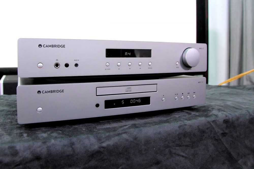 Cambridge Audio  最近推出的全新入門 AX 系列包括兩款 CD 播放機、兩款合併式擴音機和兩款 FM / AM 立體聲收音擴音機。其最大亮點是 AX 系列沿用了品牌 CX 和 EDGE 兩大系列中的的設計技術理念，承襲了品牌最標榜的英國調音特質。至於我地最近就找來 Cambridge Audio AX 系列兩部人氣作擴音機 AXA35  及 CD 播放機 AXC35 作實測，深入體驗其聲底特性。