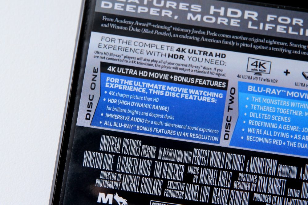 《我們。異》為《訪。嚇》導演 Jordan Peele 最新驚悚作，在故事走向及後續解讀意味上也有不俗可觀性。而剛推出的 4K 版影碟就用上 UHD100 載體，聲畫規格方面搭載有 Dolby Vision（兼容 HDR10）影像編碼及 Dolby Atmos 音效，更再同碟收錄全 4K 花絮，在聲畫配套及内容豐富度上都做得相當周全。