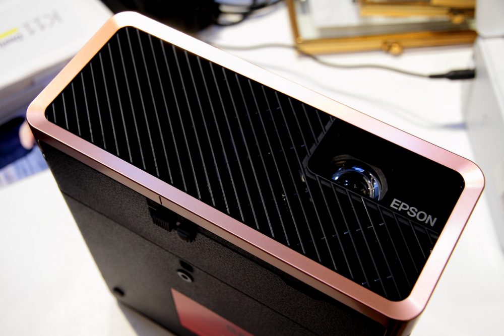 Epson EF-100 家庭影院投影機配備鐳射光源投影技術，機身時尚輕巧，配備 HDMI 接頭，內建喇叭及支援藍牙耳機或喇叭連接，簡易已可在蝸居自建百吋投影影院。因 Epson EF-100 的鐳射光源亮度達 2,000 流明，即使在免關燈的情況下仍能保持影像清晰。
