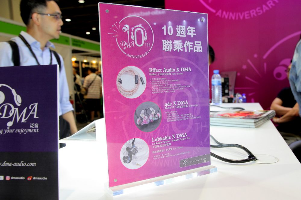 剛於昨日 （8 月 9日）開鑼的「‪2019香港高級視聽展‬」以「Innovation ● 創新」為大會主題，並繼續會有大量由歐美著名及新晉發燒品牌影音硬件在會上登場。展品除包括各大兩聲道頂級大型音響體系，同時有迎合個人需要微型系統，至於隨身聽產品及近年火速爆起的藍牙產品亦會在會上列陣。軟件方面，今屆大會也會繼續囊括全球最新發行不同的音樂專輯及各類經典黑膠唱片。今屆《香港高級視聽展》繼續會舉辦多場小型歌手簽唱會，以强化樂迷對現場演唱體驗。值得留意是每位購買入場門票的人士均可獲贈《2019 原音精選》SACD/CD  雙層乙張。大家買完門飛後記得數齊場刊及大會 SACD 先好起步呢...