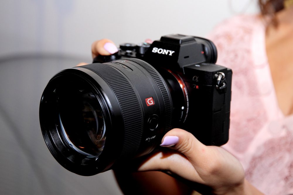 Sony  Alpha  7R 系列全片幅無反光鏡相機最新成員 - Alpha 7R IV（ILCE-7RM4）為 Sony  最高像素全片幅數碼相機。新機集合多項最新影像技術於一身，具有超高解像度影像質素、寬闊動態範圍，同時能保持精準出色對焦及高速連拍。α7R IV 將中片幅相機級別影像質素結合高速拍攝、極速對焦及在機身設計、連接和操作方面整體提升。