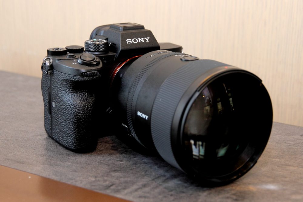 Sony  Alpha  7R 系列全片幅無反光鏡相機最新成員 - Alpha 7R IV（ILCE-7RM4）為 Sony  最高像素全片幅數碼相機。新機集合多項最新影像技術於一身，具有超高解像度影像質素、寬闊動態範圍，同時能保持精準出色對焦及高速連拍。α7R IV 將中片幅相機級別影像質素結合高速拍攝、極速對焦及在機身設計、連接和操作方面整體提升。