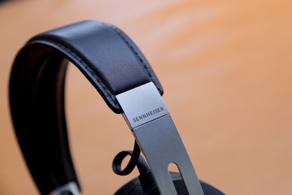 MOMENTUM Wireless 為 Sennheiser 智能耳機系列的最新成員。新耳機搭載自動開關 (Auto On/Off) 及智能暫停 (Smart Pause) 功能，當耳罩被打開或摺疊，裝置就會自動即時啟動/暫停播放。其焦點功能還包括：主動降噪技術模式 (Active Noise Cancellation)、外部感知功能 (Transparent Hearing) 及近距離無線通訊 NFC 配對，集多項貼心功能於一身。