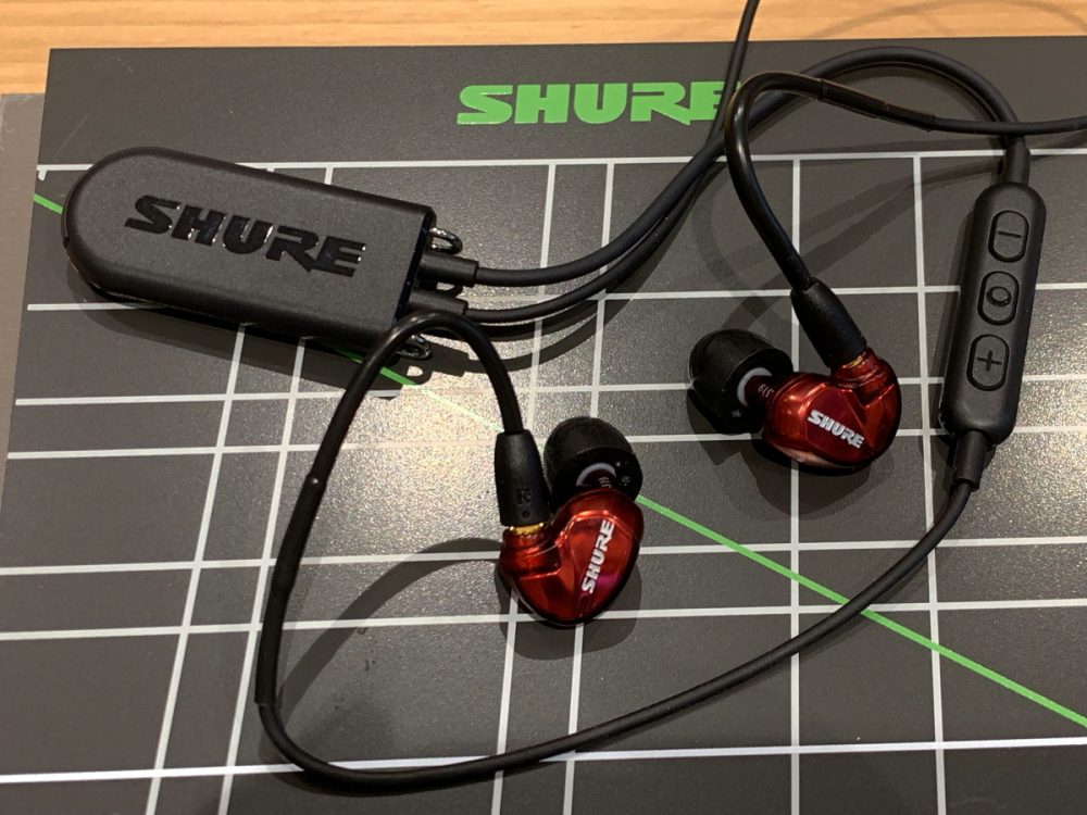 專業耳機品牌 Shure 最近委任 Qool 爲全新代理，為現有 SE 專業耳機系列包括：SE215、SE425、SE535 及鑑聽級型號 SE846 加推新包裝。至於新包裝的焦點之最就是為 SE 系列追加上藍牙模組，令玩家可隨時在有線/無線用途間任意設換。