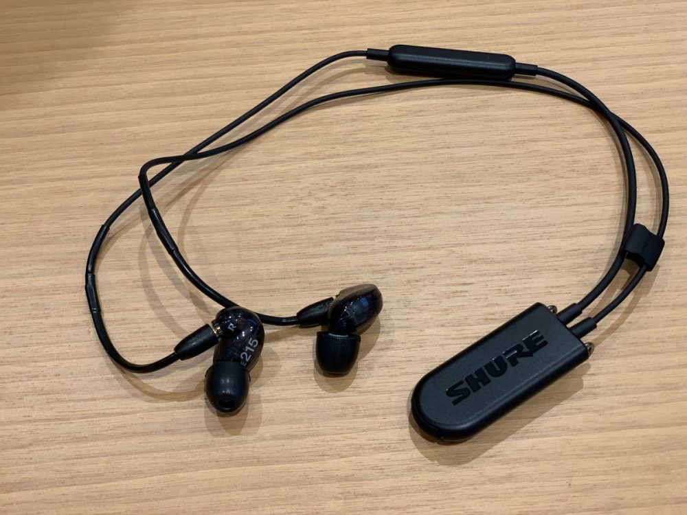 專業耳機品牌 Shure 最近委任 Qool 爲全新代理，為現有 SE 專業耳機系列包括：SE215、SE425、SE535 及鑑聽級型號 SE846 加推新包裝。至於新包裝的焦點之最就是為 SE 系列追加上藍牙模組，令玩家可隨時在有線/無線用途間任意設換。