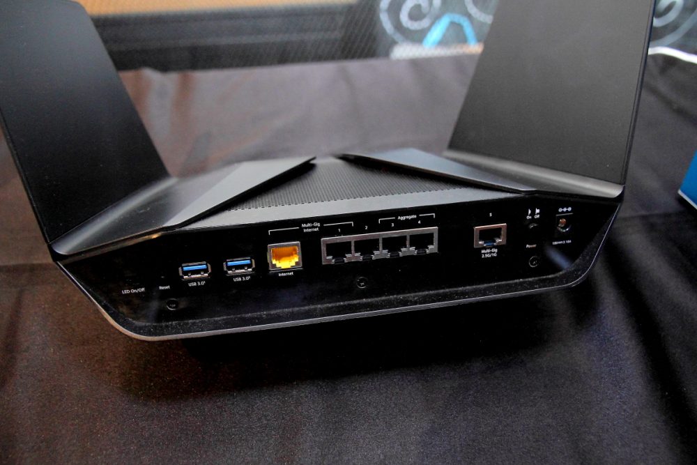 NetGear Nighthawk RAX200 為三頻路由器，採用業界最新 Wi-Fi 6（802.11ax）制式，數據容量激增 4 倍，擁有高達 10.8Gbps 極速組合 WiFi 速度及 AX 優化 64bit 1.8GHz 四核處理器，能提供無障礙的極速智能家居體驗，可同時瀏覽多個 4K / 8K 媒體串流和低延遲線上遊戲等應用。新路由器上 8 組高性能天線可放大 Wi-Fi 信號，可加大覆蓋範圍及訊號强度。而 2.5G multi-Gig 端口具有全新多功能以太網有線連接，有效提高網速。RAX200 使用單一 Wi-Fi 名稱，對應 Smart Connect 技術，可根據設備速度，智能化地將所有連接設備分配到適當 Wi-Fi 頻段。