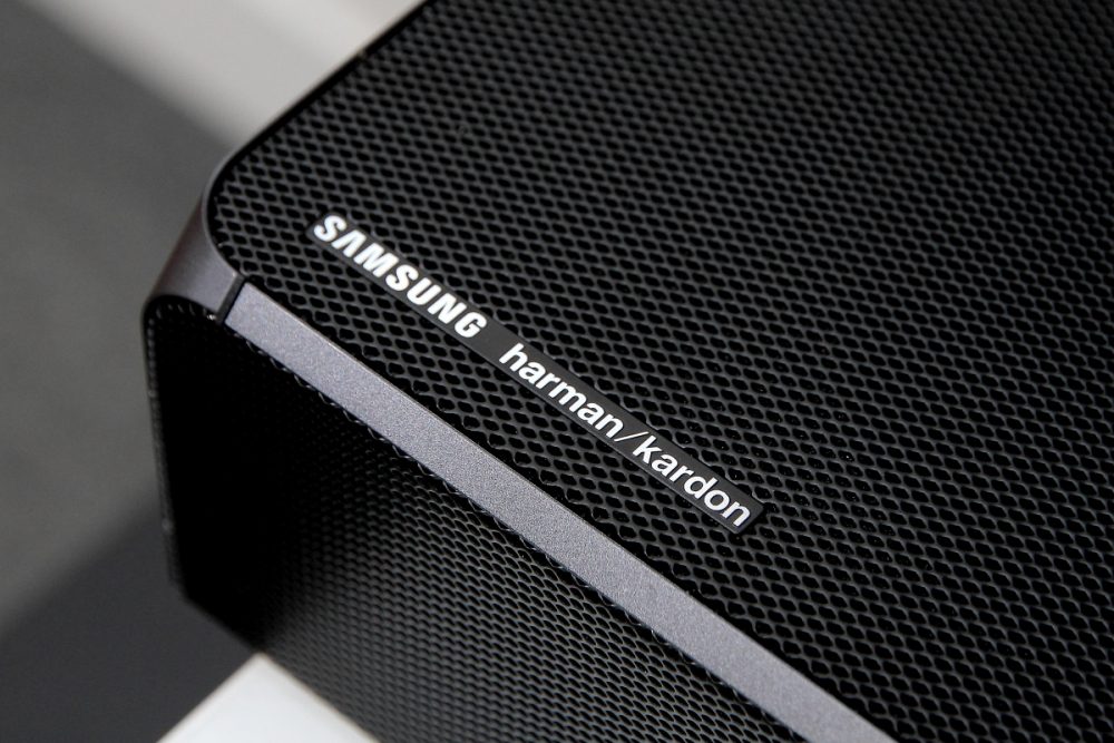 Samsung 與傳奇音響品牌 Harman Kardon 聯手推出的 HW-Q80R Soundbar（下稱 Q80R） 一體式揚聲器用上對應 5.1.2Ch 聲道輸出，支援 HDR10+ 實時「高動態範圍」影像直通、原生 Dolby Atmos 及 DTS：X 音效解碼，輸出功率達 372W，及自帶一個外置無線重低音喇叭，簡單已可火速建成一個蝸居影院。 針對語音對白强化，Q80R 加入「Adaptive Sound Mode」，能針對影片語音對白作自動調整，令大家在夜間低音量聆聽時都能得出清晰對白效果。