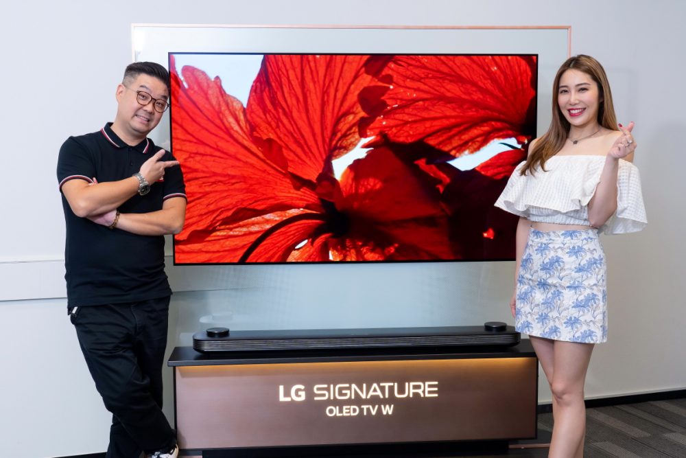 LG 面板技術在電視業界一向享有特殊地位，其中 OLED 電視系列更是受到電影發燒友長期追捧。而 LG 在 2019 推出的 ThinQ AI 電視系列更正式對應 Apple AirPlay 2 及引入 HomeKit 服務，令一衆 OLED、 NanoCell 及 4K UHD 用家都能將智能裝置内的訊號投放到大屏幕上。相對坊間其他品牌「回贈」營銷，LG 更熱衷於利用新技術及功能去換取用家口碑。為方便大家在入手新電視有幾手準備，我地最近就揾來 LG 電視資深 Showgirl  Anladia 同大王一齊拆解多款人氣 LG 電視系列特點功能，教大家如何覓得心水型號。