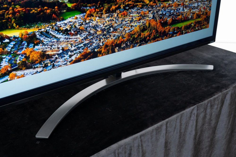 LG 面板技術在電視業界一向享有特殊地位，其中 OLED 電視系列更是受到電影發燒友長期追捧。而 LG 在 2019 推出的 ThinQ AI 電視系列更正式對應 Apple AirPlay 2 及引入 HomeKit 服務，令一衆 OLED、 NanoCell 及 4K UHD 用家都能將智能裝置内的訊號投放到大屏幕上。相對坊間其他品牌「回贈」營銷，LG 更熱衷於利用新技術及功能去換取用家口碑。為方便大家在入手新電視有幾手準備，我地最近就揾來 LG 電視資深 Showgirl  Anladia 同大王一齊拆解多款人氣 LG 電視系列特點功能，教大家如何覓得心水型號。
