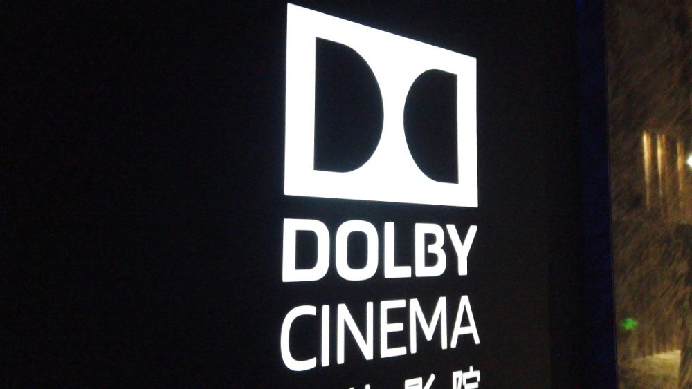 Dolby Atmos 及 Dolby Vision 近年已成電影及影音業一個全新指標。當下幾乎所有荷里活電影大作在製作母帶時均用上杜比實驗室（Dolby Lab.) 方案規範，以便日後上映或推出影碟/視頻串流時能做出一致播放效果。要為 Dolby Atmos 及 Dolby Vision 「點燈」，坊間已有不少民用硬件支援相關規格，但效果實際效果就見仁見智。我地早前就一行人來到與香港一岸之隔的深圳灣，帶大家一齊感受杜比實驗室商用方案影院的滋味。