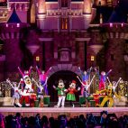 2021年迪士尼聖誕 A Disney Christmas 掀起序幕。米奇聖誕舞會 + Duffy冬雪巡禮 + 飄雪舞台 + 聖誕樹亮燈